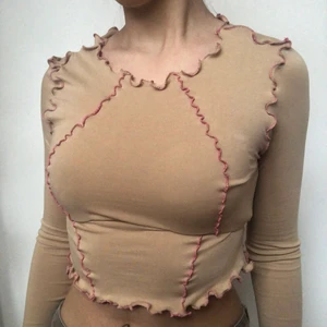 Remade topp - Remade topp med kontrastsömmar! Syr dem på beställning i valfri storlek. Erbjuder även andra färgkombinationer. Skriv privat om du har några frågor. Köpare står för frakt. Följ min instagram @viridi.designs för fler unika plagg!