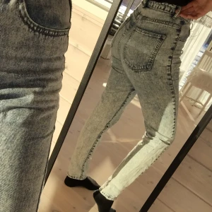 Jeans från Shein - Använda jeans som fortfarande ser bra ut. De är köpta för 200:- på Shein. Väldigt bekväma. De passar mig som vanligtvis har stl 26. Frakt tillkommer:)