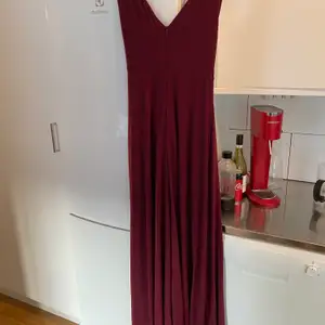 Lång vinröd klänning. Använd en gång vid bröllop. Ny pris 2000:- 