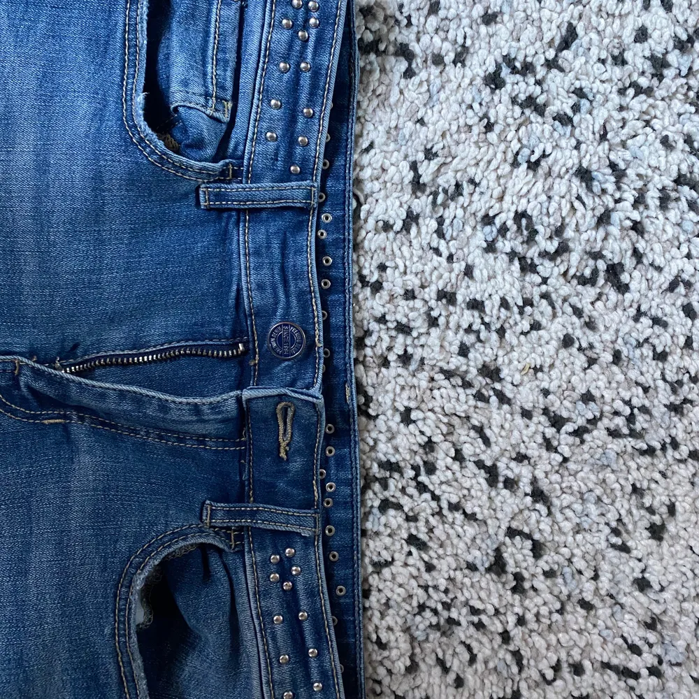 Raka jeans med nitar. Mycket coola och sköna!! Nästan aldrig använda och är i bra skick. Kontakta mig för fler bilder eller frågor. Köparen står för frakten💞. Jeans & Byxor.