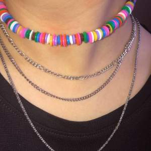 Ett fint halsband i många färger som kostar 35kr+frakt.🌟🌟 (bara pärlhalsbandet till salu)