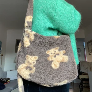 Väska - En väska med ”teddybear” material. Väldigt rymlig. Oanvänd. Man kan reglera väskbandet. 🤎