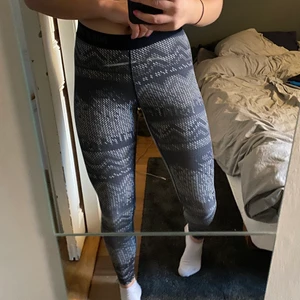 Träningstights - Från Nike PRO, lite tjockare och fint mönstrade. Inte alls mycket använda 