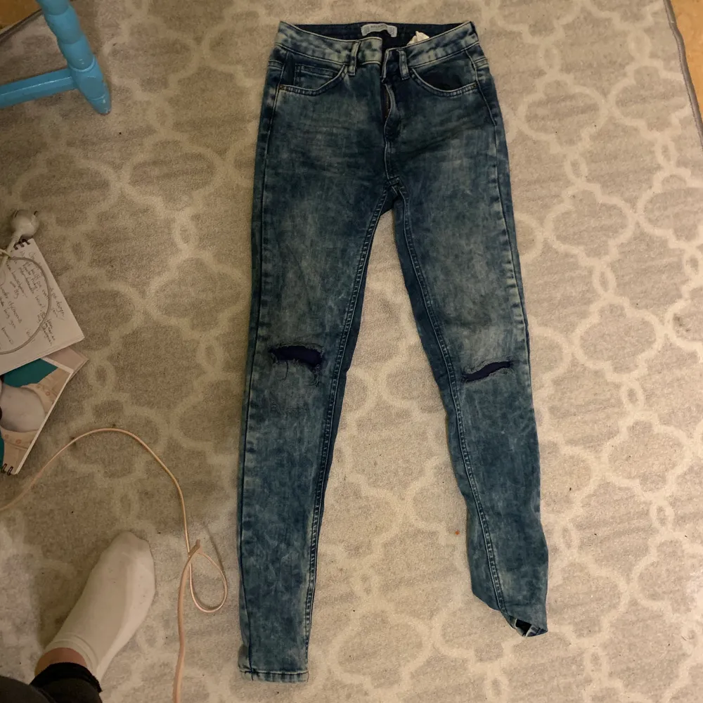 Mörkblå jeans med hål på knäna i storlek 32. Köparen står för frakten :) . Jeans & Byxor.