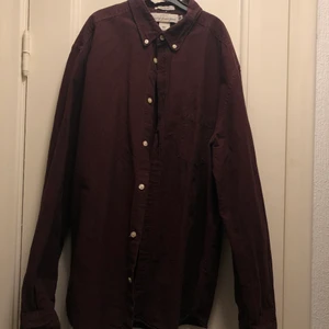 VINRÖD SKJORTA - Vinröd långärmad skjorta. Använd fåtal gånger. Kan mötas upp/alternativt köpare står för frakt. 