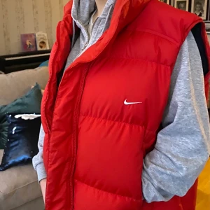 Nike väst  - Vintage Nike väst i storlek L, sitter oversized på mig som brukar ha S. Varm och skön i ett väldigt bra skick❤️ köparen står för frakten