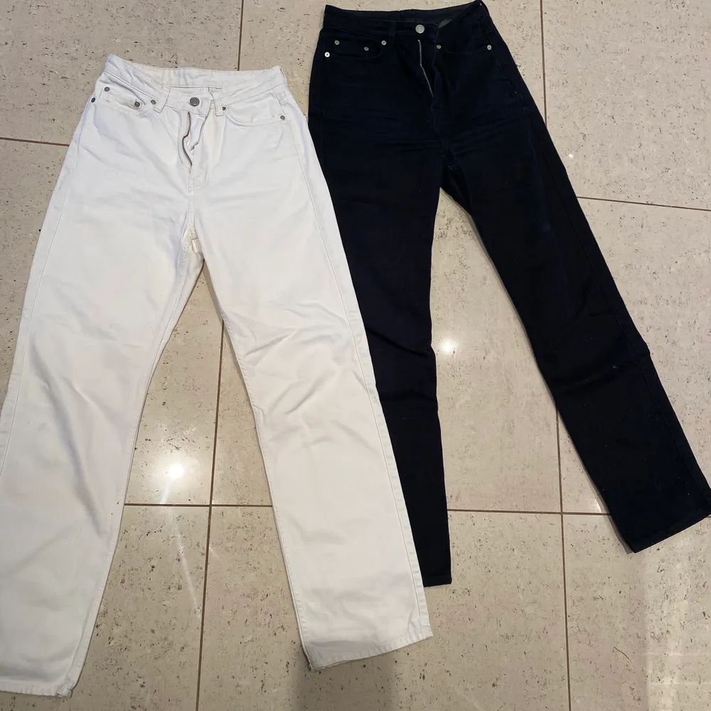 Vita och svarta (föredetta row) Rowe jeans från weekday. 200kr styck. Vita: W25 L32, svarta: W26 L32. Jeans & Byxor.