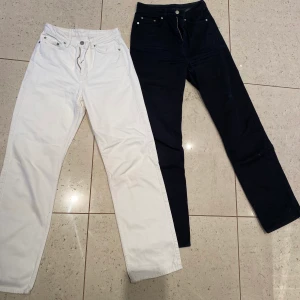 Row/Rowe jeans - Vita och svarta (föredetta row) Rowe jeans från weekday. 200kr styck. Vita: W25 L32, svarta: W26 L32