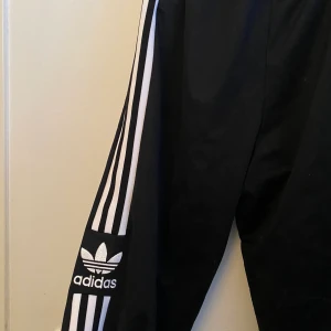 Helt nya Adidas byxor! - Nya Adidasbyxor, stork M, passar S också. Skickar mer bilder vid intresse! 