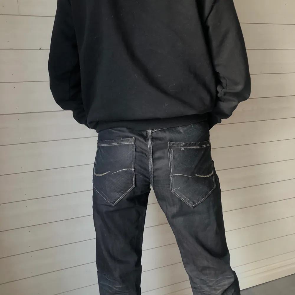 Lågmidjade jeans med slitningar Färg: svart Fler bilder? Kontakta oss!. Jeans & Byxor.