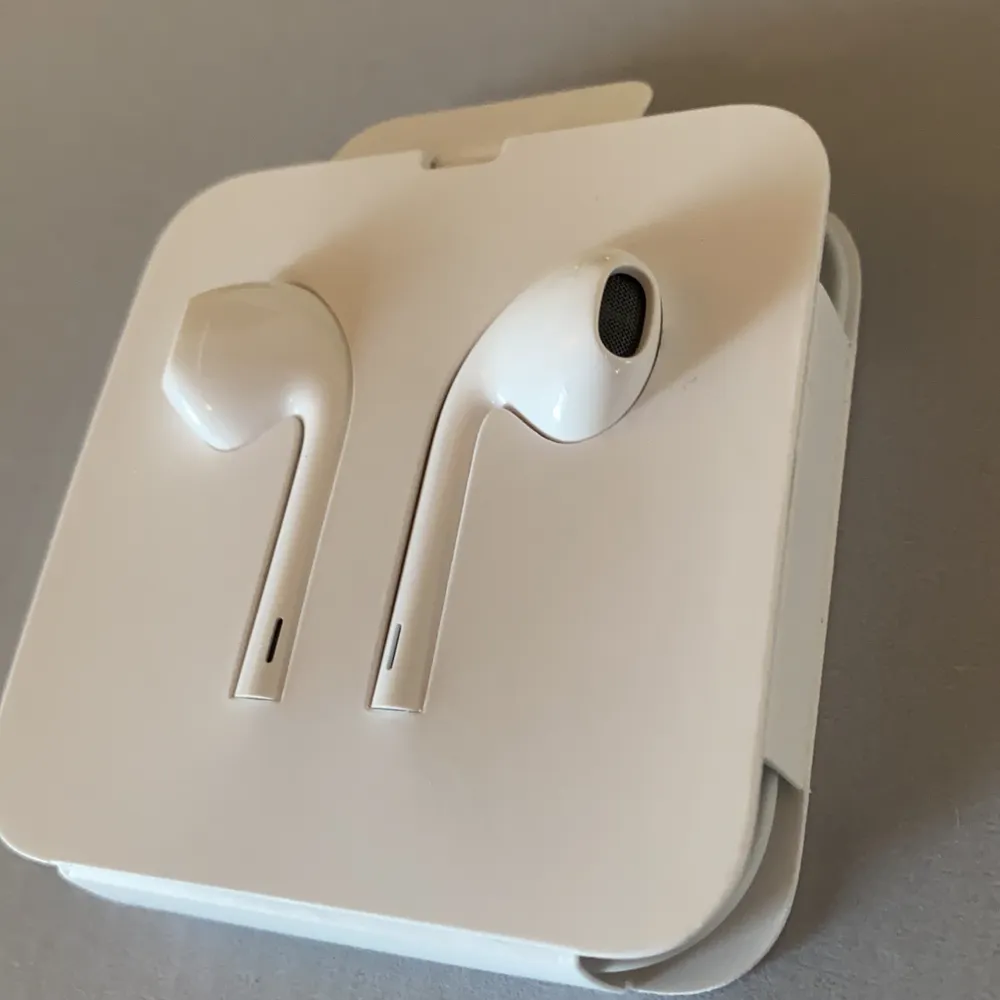 Ett par helt nya, oanvända iPhone hörlurar. Säljer då jag redan har hörlurar, bjuder på frakten :). Accessoarer.