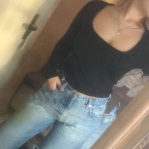 gina topp - strl m, sparsamt använd, passar till fest o vardags. möts upp i sthlm🖤