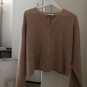 Kofta - Beige kofta, använd max 3 gånger. Storlek M (sitter avslappnat på mig som är S), extremt mjukt material!! Säljer för den inte kommer till användning, Köpare står för frakt.