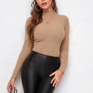 SHEIN tröja - Jätte fin tröja från shein i storlek S men skulle nog säga att den passar XS, använd endast 1 gång nästan nyskick. Tröjan är litee kortare än på bilden. Shein original förpackning kan följa med om så önskas:) 