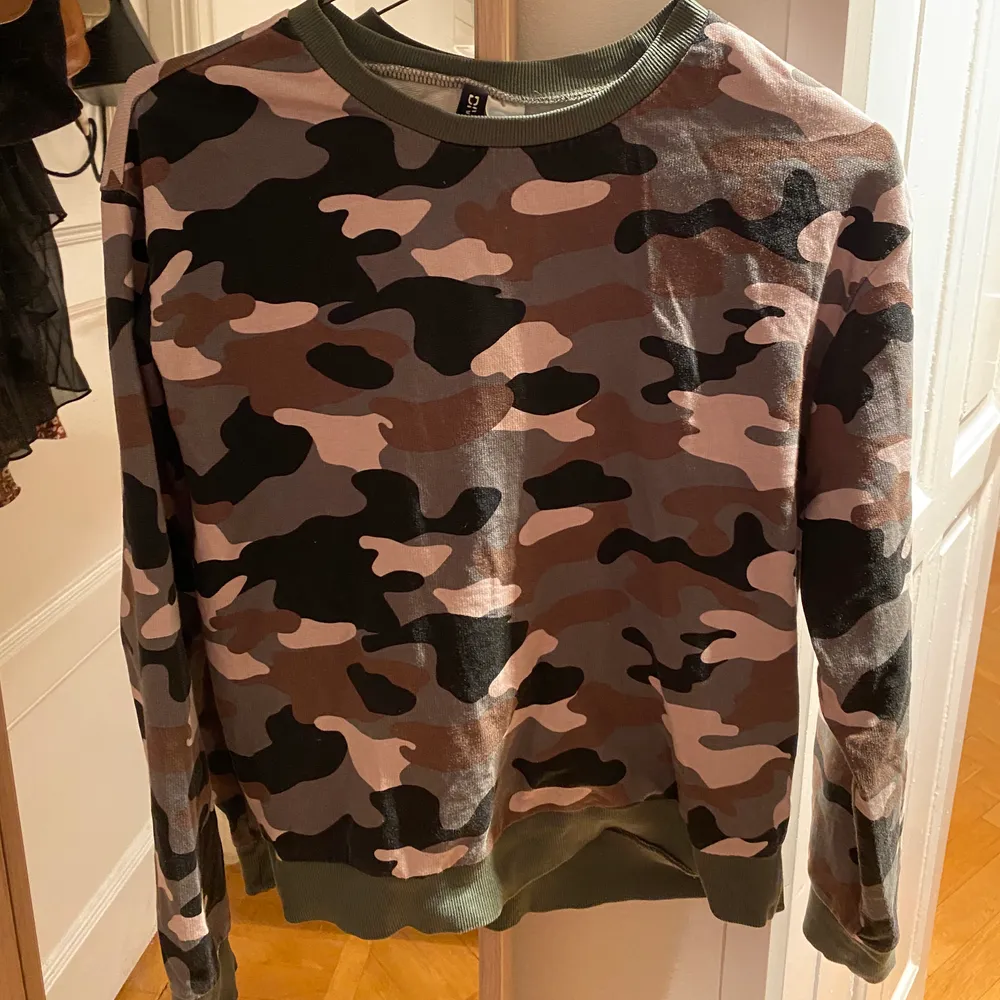 Säljer denna camoflage sweater från H&M divided 💚 I mycketbra skick!!. Tröjor & Koftor.