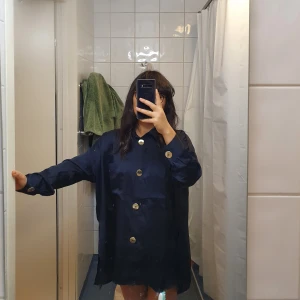 Oversized skjorta - Oanvänd, från Gina Tricot. Silkeslen material 