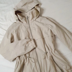 Regnjacka från Zara - Den är som ny! Inget att anmärka på 