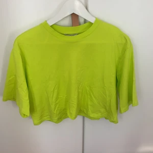 Neongrön magtröja  - En neongrön magtröja som aldrig är använd, köpt på monki. 