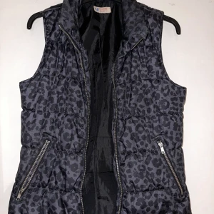 Svart leopard-väst - Svart leopard-väst i storlek 164 men sitter som en S. Bra skick 