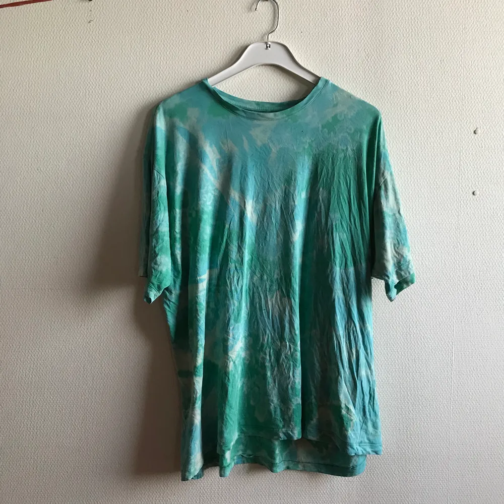 En jättesnygg t-shirt jag blekt själv. Älskar denna tröjan så otroligt mycket men tyvärr:( Köpt på Dressman i storlek 3XL men skulle säga att den sitter som kanske 2XL. Använd ett antal gånger och säljer för 99kr + frakt💚💙. T-shirts.