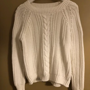 Stickad tröja🌸 - Vit stickad tröja i storlek M🌸 Använt den max 2 gånger🌸