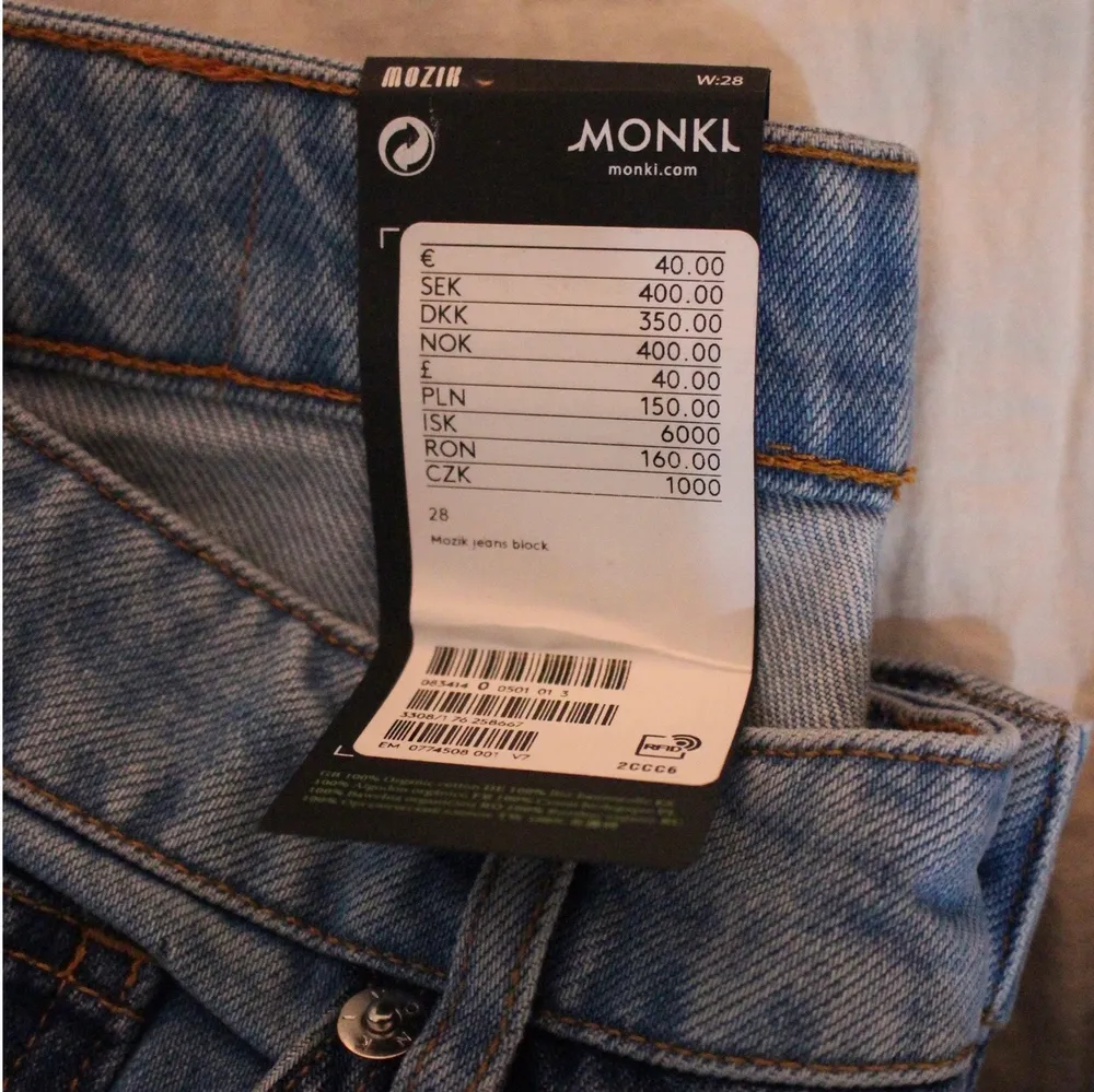 Brand new bi-color Monki jeans (never worn, with tag on)! Size 28 which is a 38. The fabric is really nice, they are a bit cropped on the bottom which makes the nicest silhouette!  The price is negotiable, so feel free to send me a message to discuss or if you want more information/pictures!☺️ I accept Swish and PayPal if you rather do that . Jeans & Byxor.