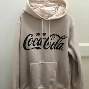 Ljus beige hoodie - Jättefin hoodie i en superfin ljus beige färg. Köpt på hm för nått halvår sen men har bara använts enstaka gånger sen dess. Därav fint skick!