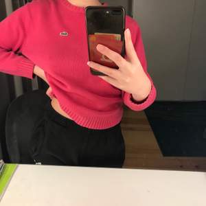 Säljer denna rosa tröja ifrån Lacoste, passar storlek S - M och är i superfint skick🥰🥰 (spårbar frakt)