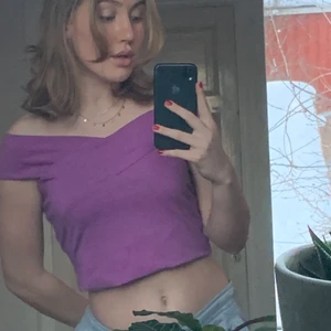 söt lila off shoulder topp  - från gina, knappt använd. På bilden är tröjan uppvikt