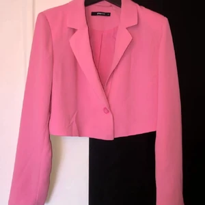 Croppad kavaj  - Säljer denna snygga rosa kavajen från Ginatricot 