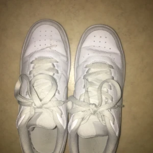 nike  - säljer dessa nike skor som inte alls kmr till användning. De är i helt ok skick så ville inte kasta de dirket. Passar med allt ! 