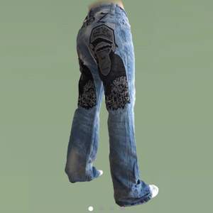 Asfeta baggy jeans med tryck baktill!! Första bilden är lånad från tidigare köpare. Skriv för frågor och fler bilder💕 köparen står för frakt