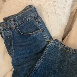 Mörkblå straight leg  jeans från Asos i strl W26 L36, helt oanvända. Dessa jeans är sjukt långa och passar 180cm ungefär. Hittar inte dom på hemsidan så antar att dom är slut.