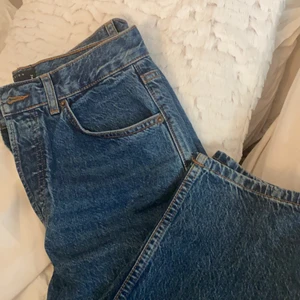 VÄLDIGT långa jeans - Mörkblå straight leg  jeans från Asos i strl W26 L36, helt oanvända. Dessa jeans är sjukt långa och passar 180cm ungefär. Hittar inte dom på hemsidan så antar att dom är slut.