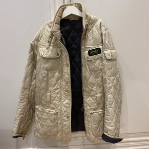 Barbour jacka  - Storlek 36! Den saknar bandet som går runt om. Använd men bra skick!