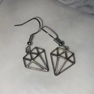 Örhängen  - Säljer ett par jättefina örhängen 🥰