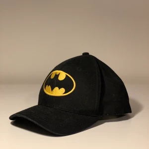 Trendig keps modell - BATMAN© - Keps modellen som kretsar i instagram flödet. (Strapback keps.) Köpt i Singapore på Universal Studios. Av självaste BATMAN©. Justerbar med 7 hål.
