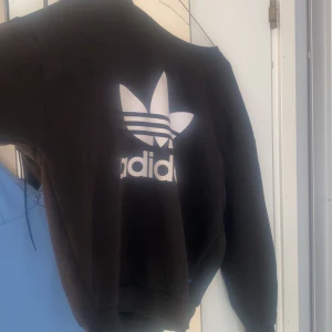 Svart adidas swratshirt - Overzize sweatshirt på mig som är en s!