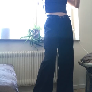 Overzised byxor - Superhäftiga svarta byxor med en loose fit😍 materialet är i någon slags fejkmocka🤔 byxorna är i strl 42 men massa mindre också med skärp!