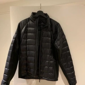 Canada Goose svart  - Säljer min Canada Goose vårjacka oanvänd fint skick strl. M    Ord. Pris 5 399kr