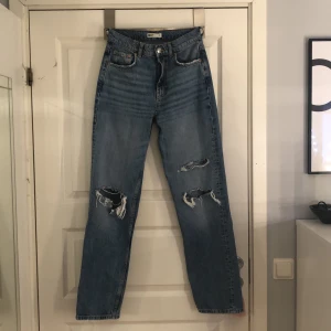 Raka jeans - Trendiga jeans från Gina Tricot i stl S. Köparen står för frakt. Pris kan diskuteras. 