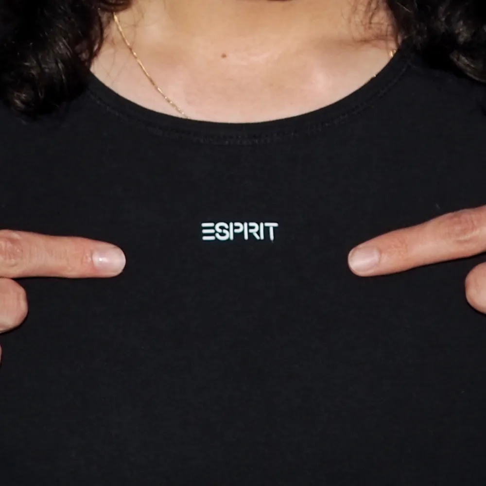 Svart, tajt lång t-Shirt från Esprit med liten logga på bröstet!. T-shirts.