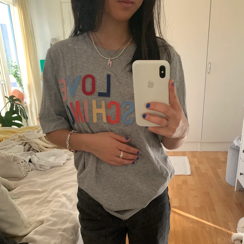 T-shirt från Love Moschino i jättefint skick. Skulle gissa på att den är köpt för 600-700kr 🥺🥺 Jag är en S och den sitter oversized på mig, passar allt mellan xs-m beroende hur man vill att den ska sitta!! 🍒. T-shirts.