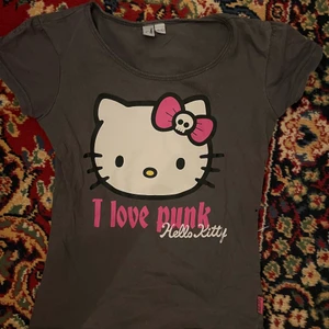 hello kitty t-shirt - storlek 146/152, men passar på mig som är en S! frakt 25 kr om paketet skickas som brev <3 