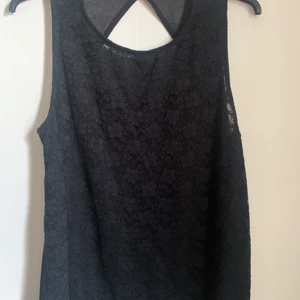 Linne - Ett fint linne med spetsmönster fram 