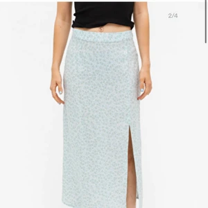 Kjol med slits - Jättefin kjol ifrån Monki med slits vid ena benet. Aldrig använd💓 skicka för flera bilder 