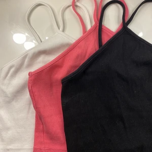 Toppar från Zara - Tre fina toppar i tre olika färger från Zara. Köp alla tre för 90 eller styck 35kr💗 alla är i jätte fint skick. OBS!! SVART OCH VIT SÅLDA