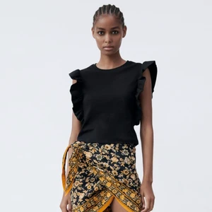 Toppar med volanger - Två fina toppar från Zara, säljer både ljusblå och svart! Köpa båda 120 och styck 60kr😊 