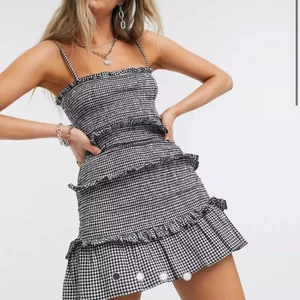 Bershka  - Slutsåld klänning från behrska, använd en gång💕 skriv för egna bilder🌸