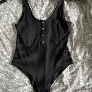 Body!  - Säljer denna svarta bodyn från H&M i storlek L❣️